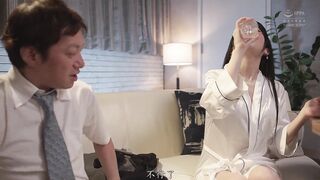 EBWH-054 [中文字幕] 七瀬アリス - 記錄性的酷暑而和心儀的女上司在出差地點匆忙同房間 汗水濕身的苗條巨乳讓人受不了，處男的我不停渴求上司直到早上